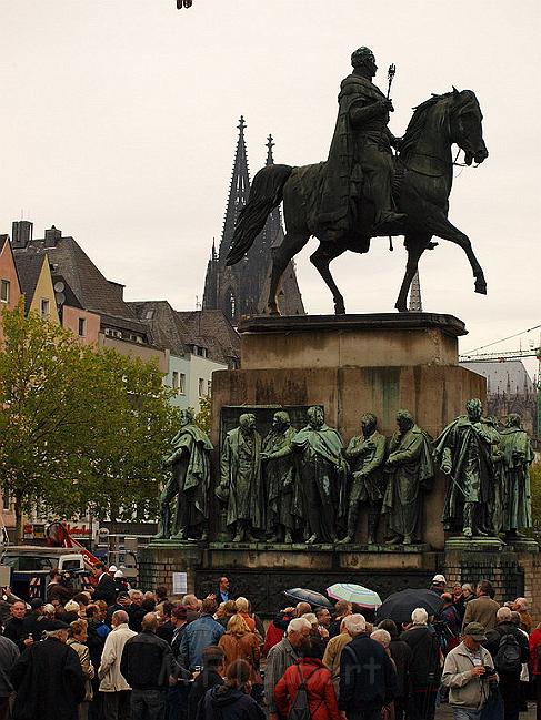 Reiterdenkmal kehrt zurueck auf dem Heumarkt P92.JPG